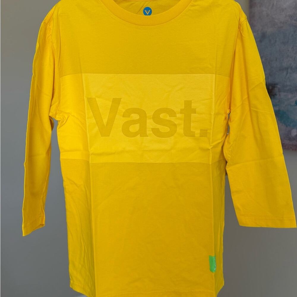NEW Men’s Vibrant Yellow Short Sleeve Tee with Crew Neck Cotton Logo Small